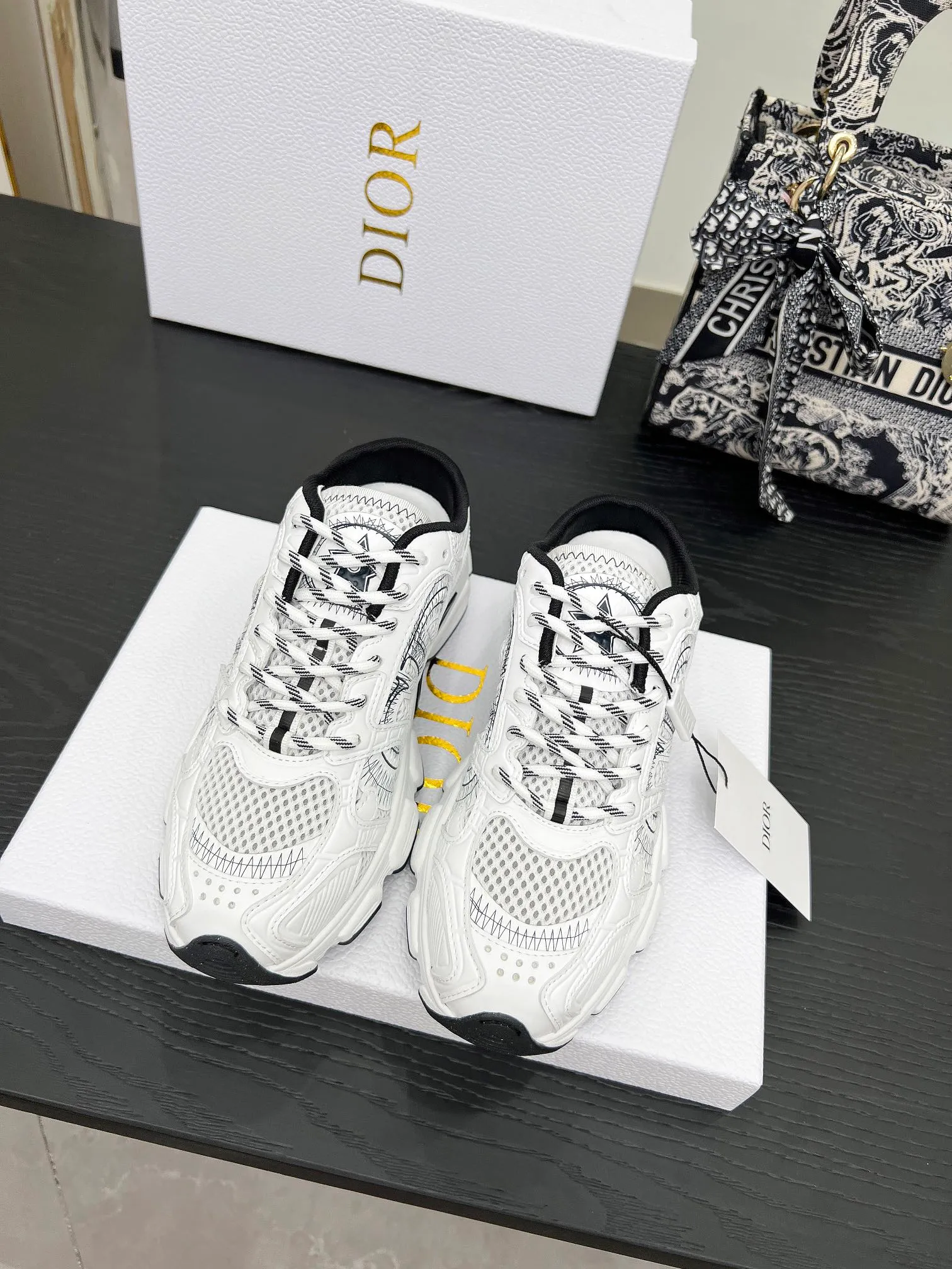 p560🐮🐮This Dior Chrono sports half slipper reinterprets running shoes with Dior's haute couture style. Gray mesh fabric is paired with tonal suede calfskin panels, the CD logo on the side, the star patch on the tongue and the Dior logo on the heel, all in classic fine detail. Featuring two-tone laces and a lightweight sole with star graphics, they can be worn year-round. Size: Women’s size 35-41 (35/42 can be customized) Men’s size 40-46 (men’s version is being printed) Color: 12 colors available